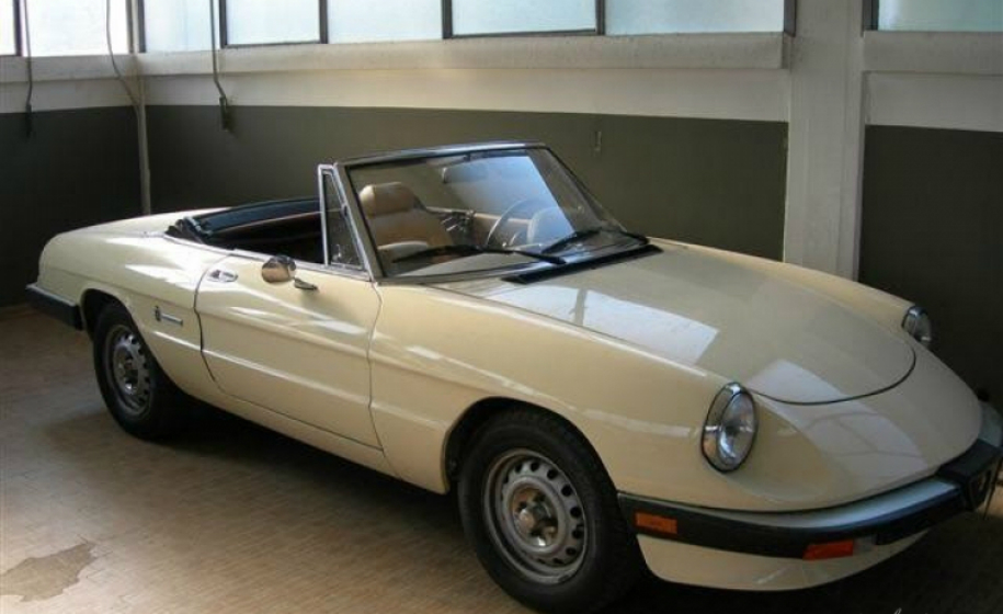 Scopri di più sull'articolo Alfa Romeo Duetto beige