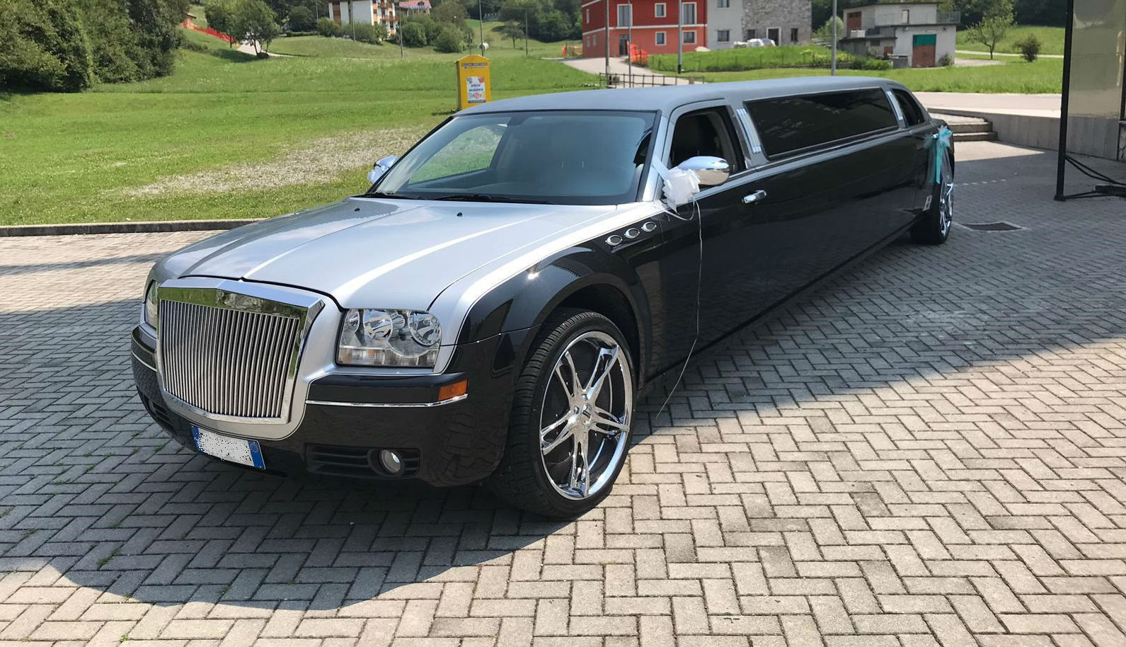 Read more about the article Chrysler 300 Stretch Limousine en