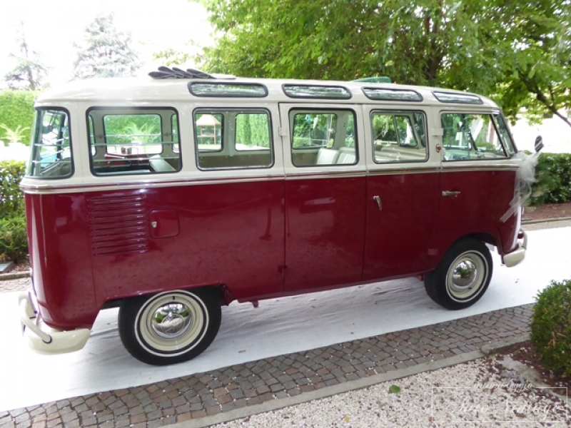 Motormax Modello Auto Volkswagen T1 Samba Bully Bus 1/24 In Metallo, Con Targa Personalizzata, Portellone Posteriore Apribile, Colore Nero/Rosso